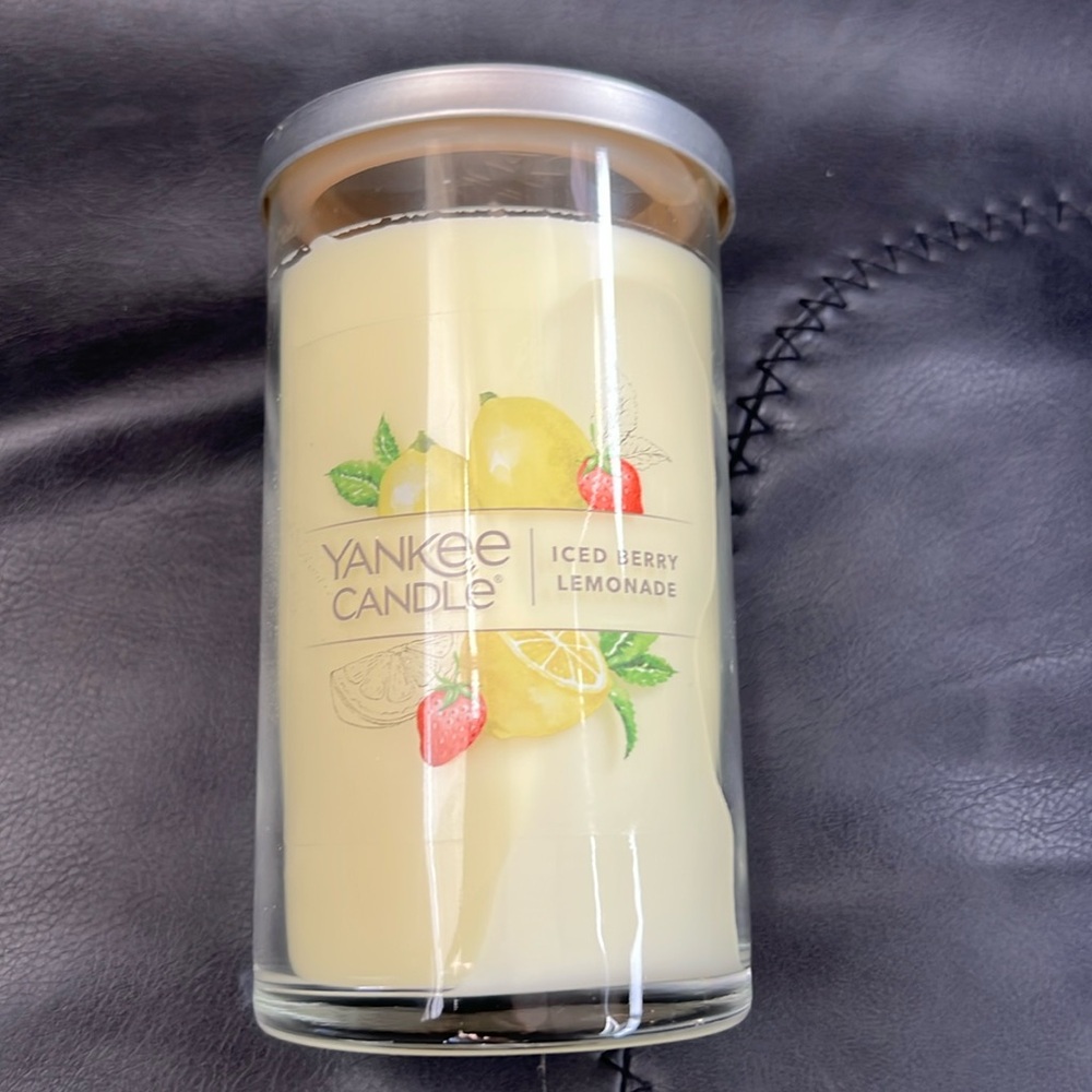 NWT Yankee Candle Iced Berry Lemonade Candle with lid 14.25oz